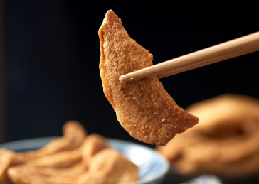 木纹背景上摆放的酥脆猪油渣脂渣