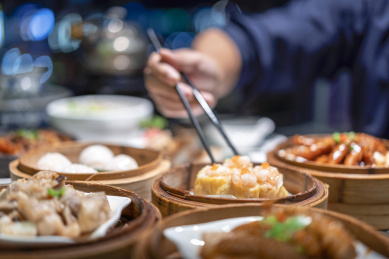 餐桌上各式各样的港式点心