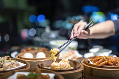 餐桌上各式各样的港式点心