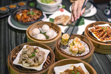 餐桌上各式各样的港式点心