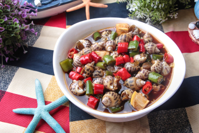 美味的创新菜品酸辣柠檬花螺盛放在白瓷碗里