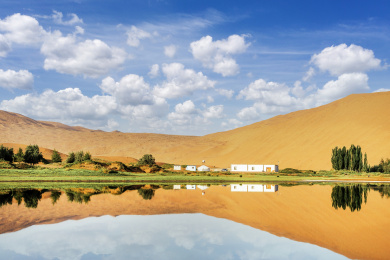 中国内蒙巴丹吉林沙漠庙海子倒影