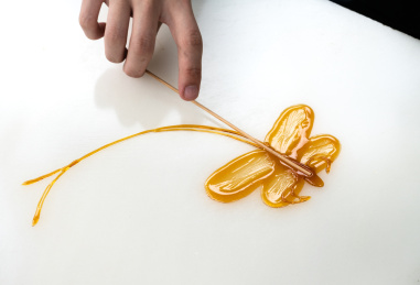 正在制作的中国传统民间手工艺糖画蜻蜓