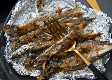 餐盘上的香煎多春鱼