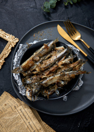 餐盘上的香煎多春鱼