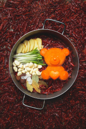 小熊造型的牛油火锅锅底