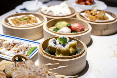 餐桌上各式各样的港式点心