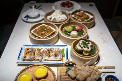 餐桌上各式各样的港式点心