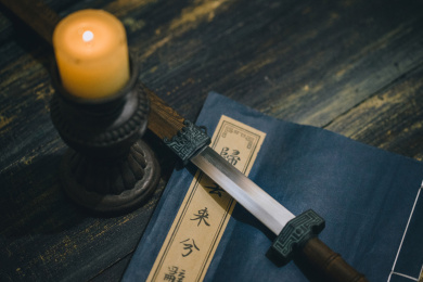 复古风格宝剑摆放在古典书桌上