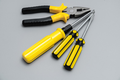 灰色背景上的螺丝刀钳子改锥工具