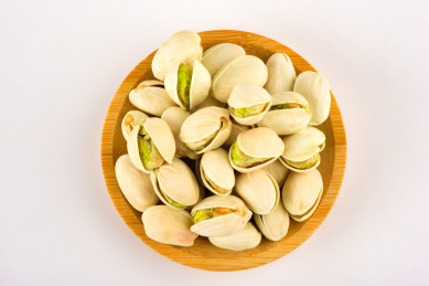 竹盘上的开心果