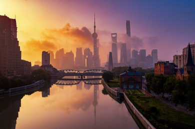 中国上海外白渡桥苏州河晨光