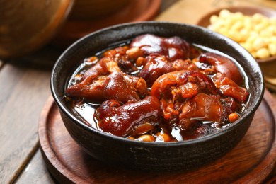 红烧猪蹄放在黑色大碗里