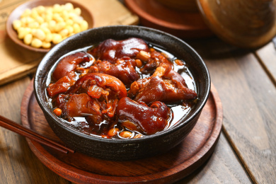 红烧猪蹄放在黑色大碗里