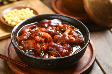 红烧猪蹄放在黑色大碗里