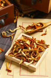 陈皮放在竹盘上