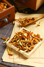 陈皮放在竹盘上