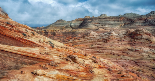美国波浪谷片状岩与远山