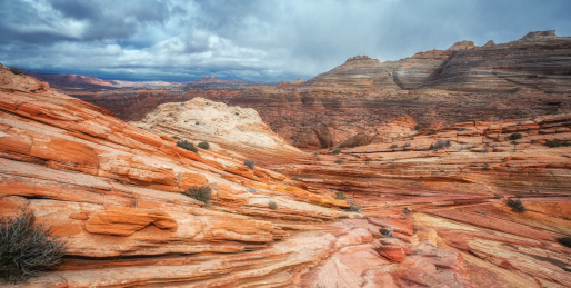 美国波浪谷片状岩与远山