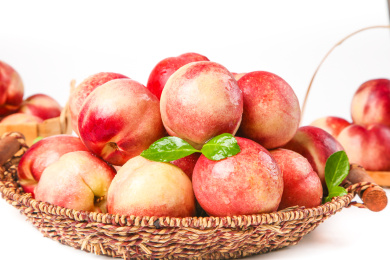 白底上蓝子里放着新鲜油桃