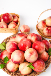 白底上蓝子里放着新鲜油桃