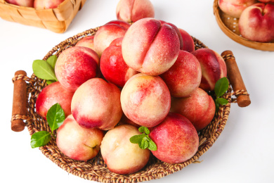 白底上蓝子里放着新鲜油桃