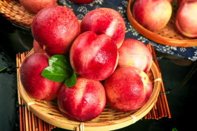 竹垫上放着一蓝新鲜澳洲油桃