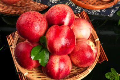 竹垫上放着一蓝新鲜澳洲油桃