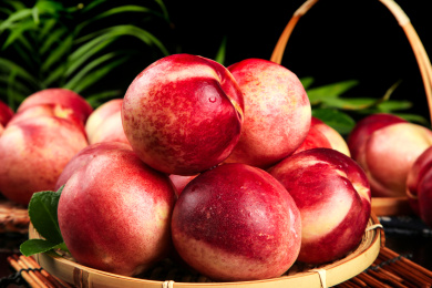 竹垫上放着一蓝新鲜澳洲油桃