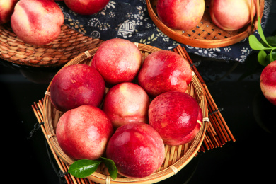 竹垫上放着一蓝新鲜澳洲油桃