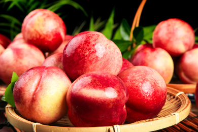 竹垫上放着一蓝新鲜澳洲油桃