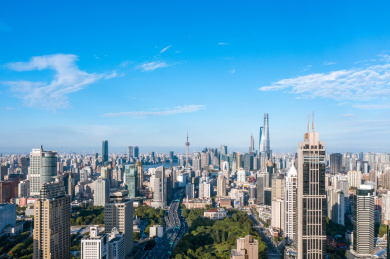 蓝天白云下的上海市中心