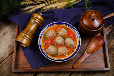 美食小吃手打牛丸煮番茄汤