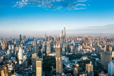 蓝天白云下的上海市中心