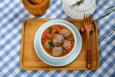 美味营养的汤菜西红柿煮牛肉丸