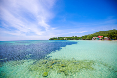 菲律宾杜马盖地蓝天白云和大海海景风光