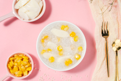 浅色背景下放在粉色卡纸上的山药玉米粥