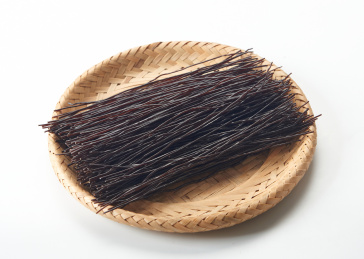 白色背景上的蕨根干粉丝