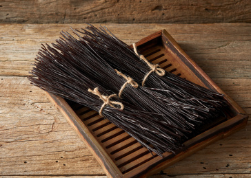 木桌上摆放的蕨根干粉