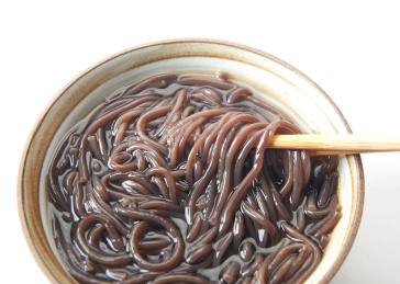 白色背景上泡发的蕨根粉丝