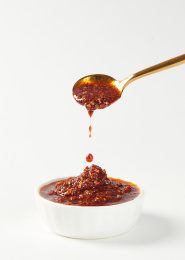 白色背景上的辣椒油