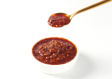 白色背景上的辣椒油