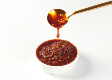 白色背景上的辣椒油