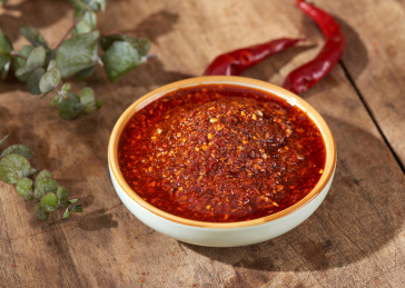 餐具中的辣椒油