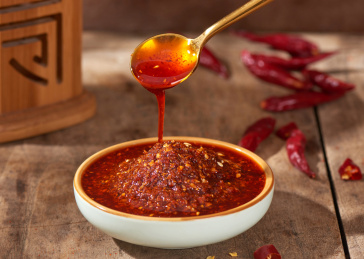 勺子舀起的辣椒油