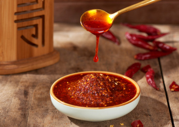 勺子舀起的辣椒油