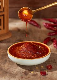 勺子舀起的辣椒油