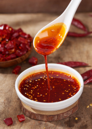 勺子舀起的辣椒油