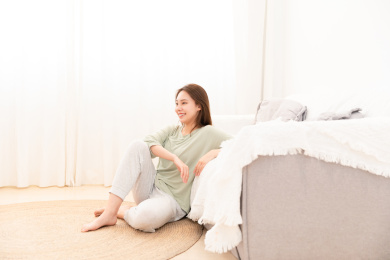 青年女性一个人在家看电视