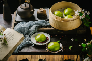 丰富的餐桌上摆着许多青团